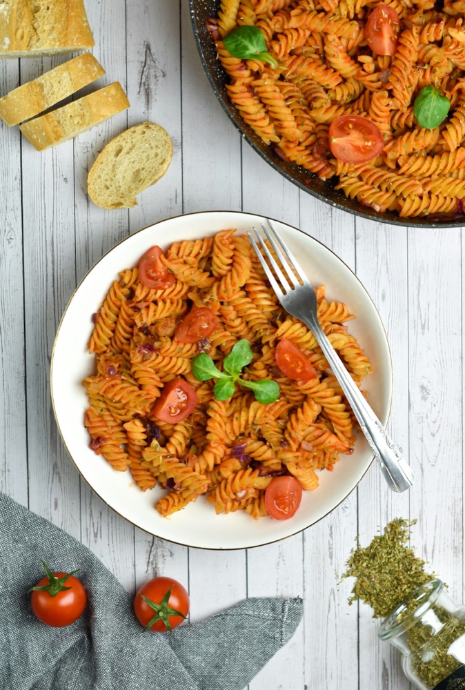Pasta mit Tomatensugo, Cherrytomaten und Basilikum