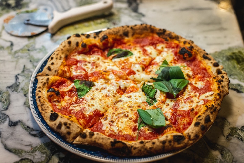 Neapolitanische Pizza mit Tomate, Mozzarella und Basilikum