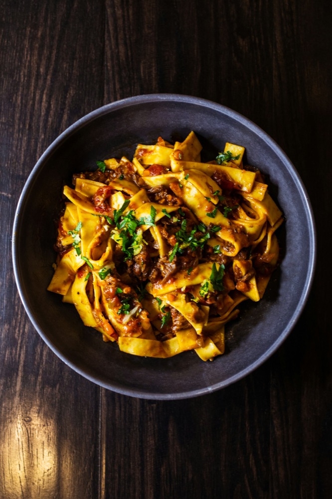 Pappardelle mit geschmortem Ragout und Kräutern